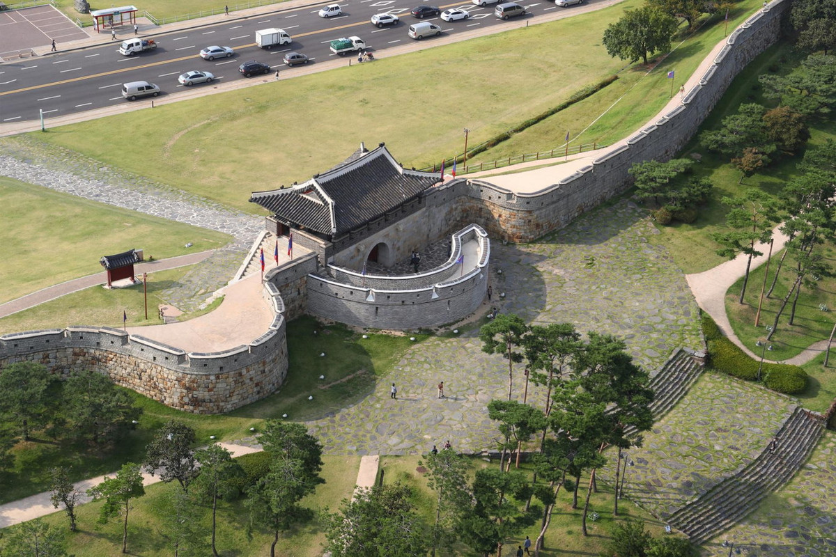 Bốn cổng vào thành Hwaseong đều có pháo đài nhỏ hình bán nguyệt bao quanh, phân bố ở bốn hướng Đông, Tây, Nam, Bắc. Ảnh: Pelago.