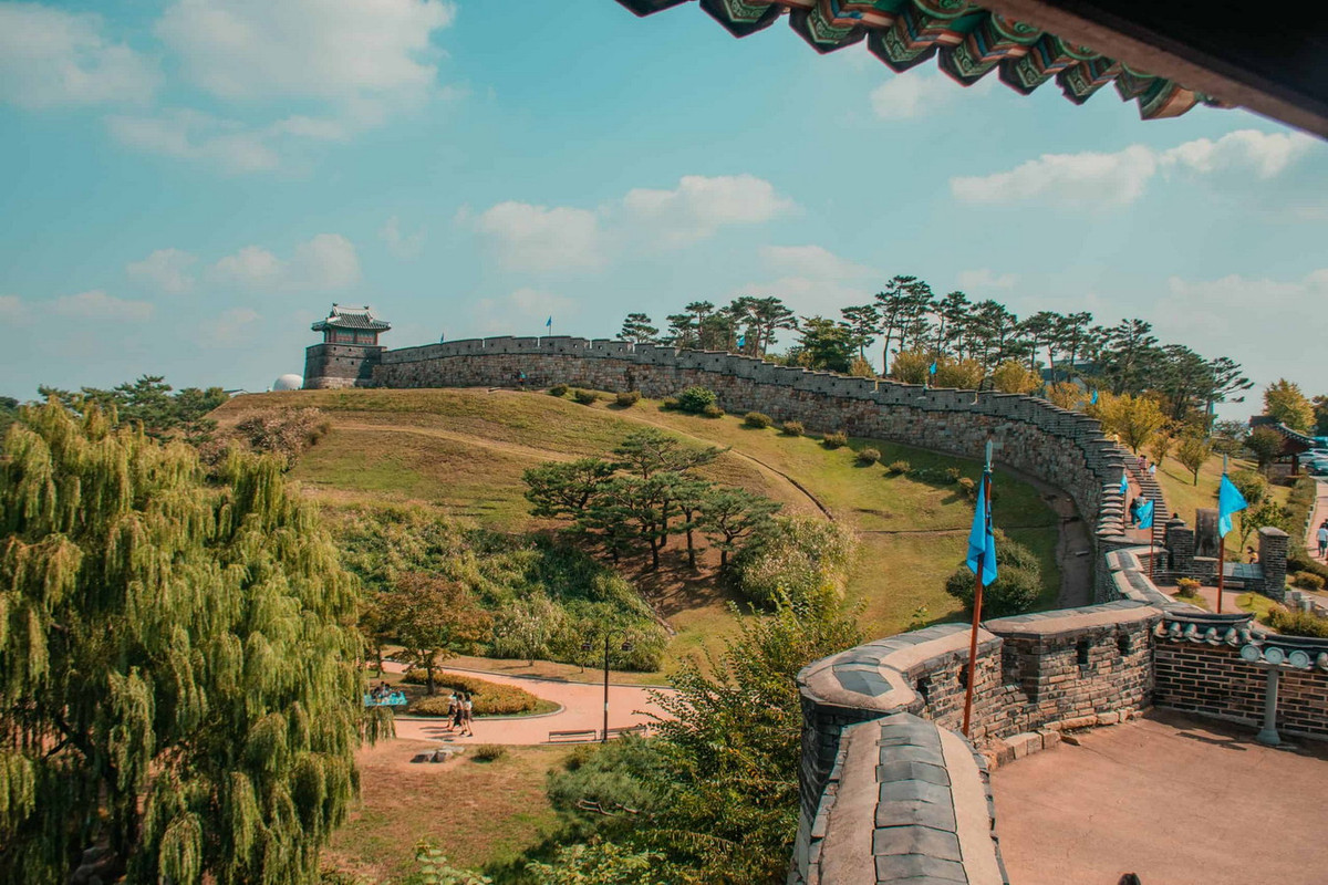 Bề mặt thành có chiều rộng từ 4 đến 6 mét với các ụ làm bằng đá cao 1,2 mét. Ảnh: Linda Goes East.