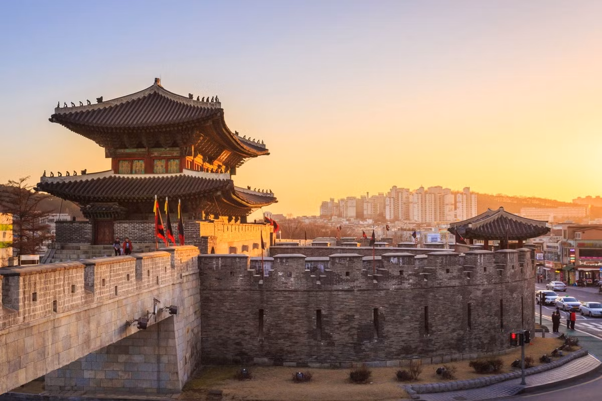 Cổng phía Bắc và Nam có đài hai tầng bằng gỗ bề thế. Ảnh: Agoda.