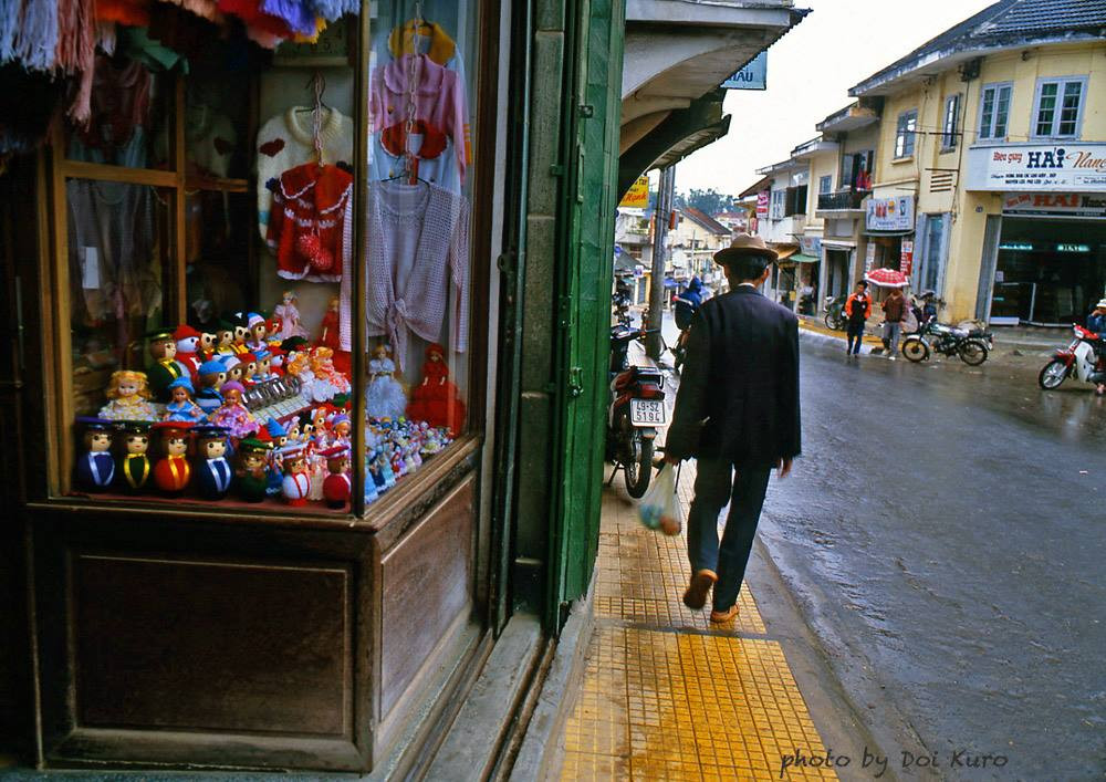 Cửa hàng bán đồ lưu niệm đan len thủ công ở đầu đường Trương Công Định, 1996.