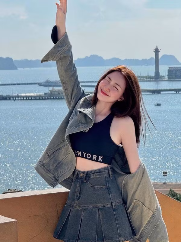 Với set đồ denim, nữ ca sĩ tôn vẻ năng động, khỏe khoắn và tràn đầy năng lượng.