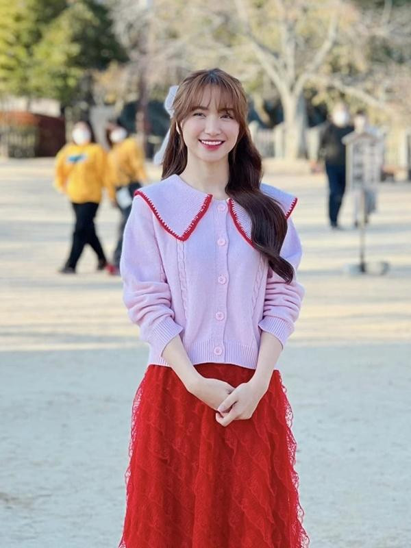 Hòa Minzy luôn lựa chọn những bộ trang phục có màu sắc tươi sáng, cô trung thành với các set đồ bộ tối giản, năng động. Không chỉ che được các khuyết điểm cơ thể, ưu điểm của những set đồ này là tiện lợi, lại khéo khoe được đôi chân thon gọn.