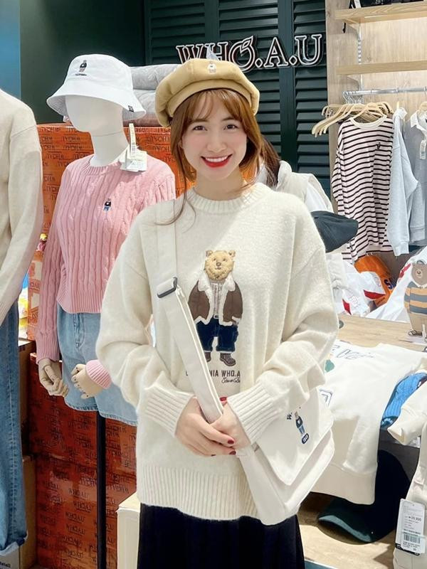 Trang phục in hình gấu cũng là kiểu đồ 'hack' tuổi hiệu quả được Hòa Minzy lựa chọn.