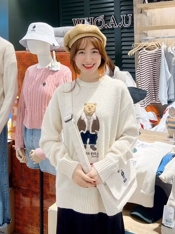 Trang phục in hình gấu cũng là kiểu đồ 'hack' tuổi hiệu quả được Hòa Minzy lựa chọn.