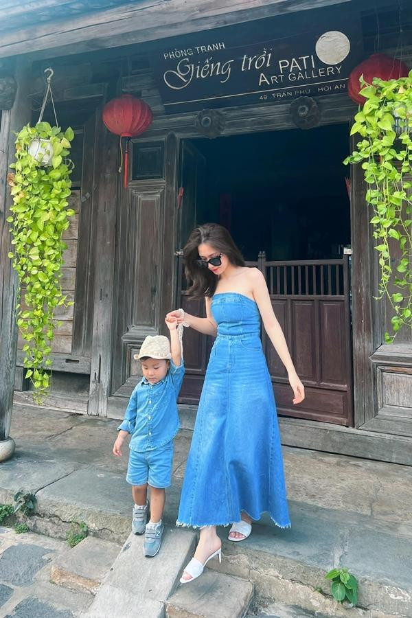 Một trong những items không thể thiếu của Hoà Minzy là những bộ váy tone su tone với con trai.