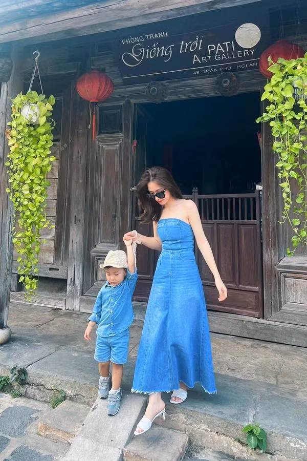 Một trong những items không thể thiếu của Hoà Minzy là những bộ váy tone su tone với con trai.