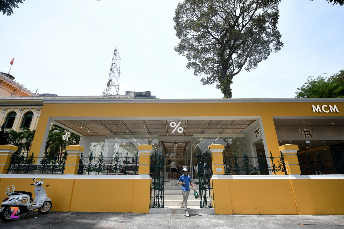 Trước khi %Arabica hiện diện, mặt bằng này từng thuộc về Cafe Saigon La Poste.