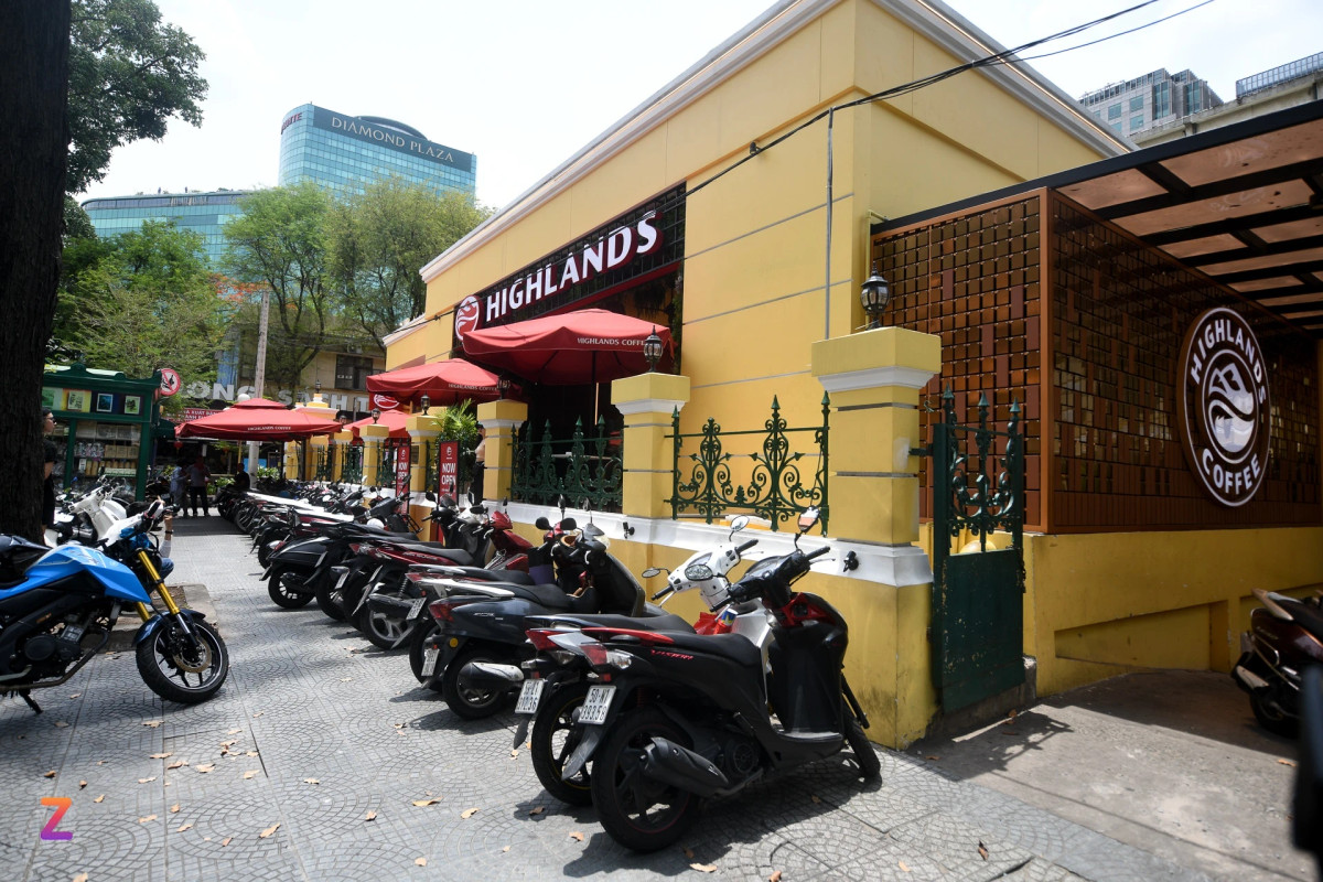 Cùng với %Arabica, Highlands Coffee cũng đang hiện diện ngay cạnh Bưu điện TP.HCM. Cửa hàng Highlands tại đây đi theo mô hình premium với menu riêng bên cạnh các sản phẩm quen thuộc.