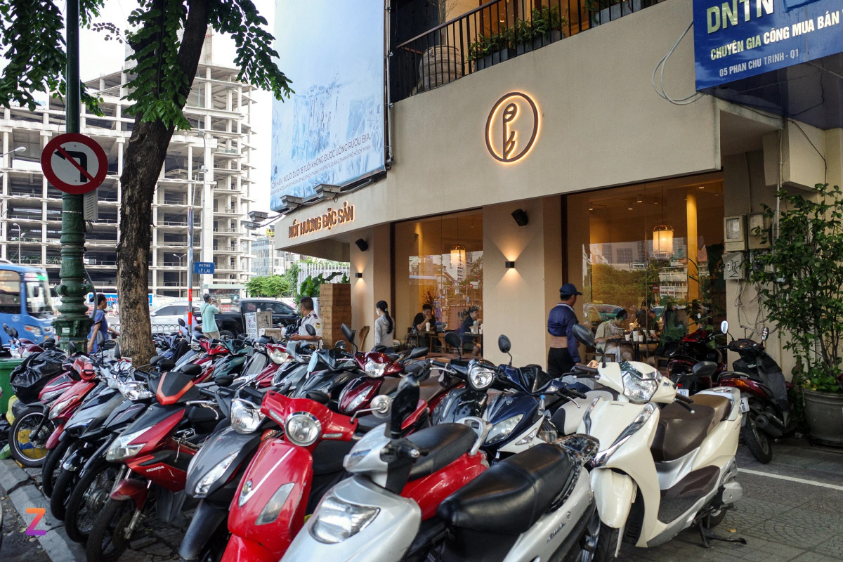 Theo ghi nhận, cửa hàng luôn đông khách dù là ngày trong tuần hay cuối tuần.