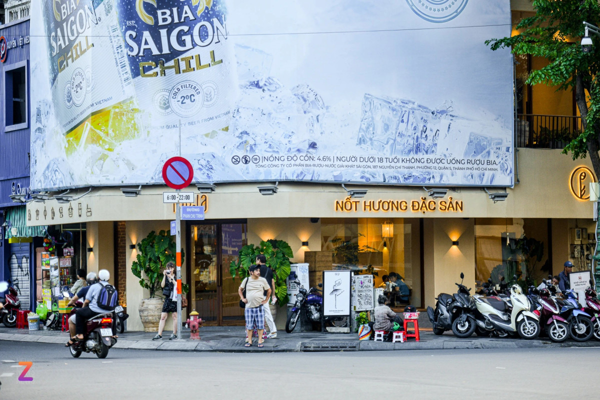 Không chỉ các "ông lớn", thị trường F&amp;B thời gian qua cũng chứng kiến sự tích cực tìm thuê mặt bằng đắc địa của một số "tân binh". Đơn cử, Phê La hồi đầu năm nay đã khai trương cửa hàng mới ngay góc ngã tư bên cạnh chợ Bến Thành (quận 1). Mặt bằng này trước đây thuộc về một công ty vàng bạc đá quý, giá thuê vào khoảng 400 triệu đồng/tháng.