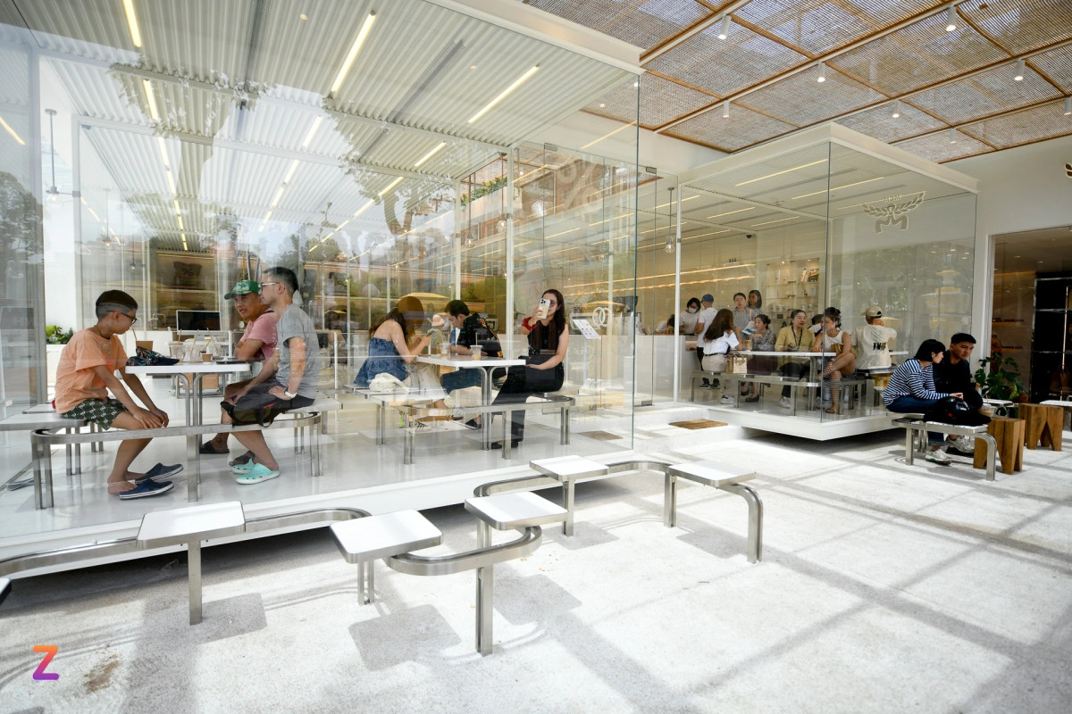 Hơn 1 năm trước, %Arabica chào sân thị trường Việt Nam bằng cửa hàng tại “chung cư cà phê” số 42 Nguyễn Huệ (quận 1, TP.HCM). Tuy nhiên, mặt bằng này được đánh giá còn nhiều hạn chế như diện tích khiêm tốn, bài trí đơn giản. Cửa hàng tiếp theo dự kiến đặt tại trung tâm thương mại Diamond Plaza (quận 1) nhưng đang thi công dở dang thì trả mặt bằng.