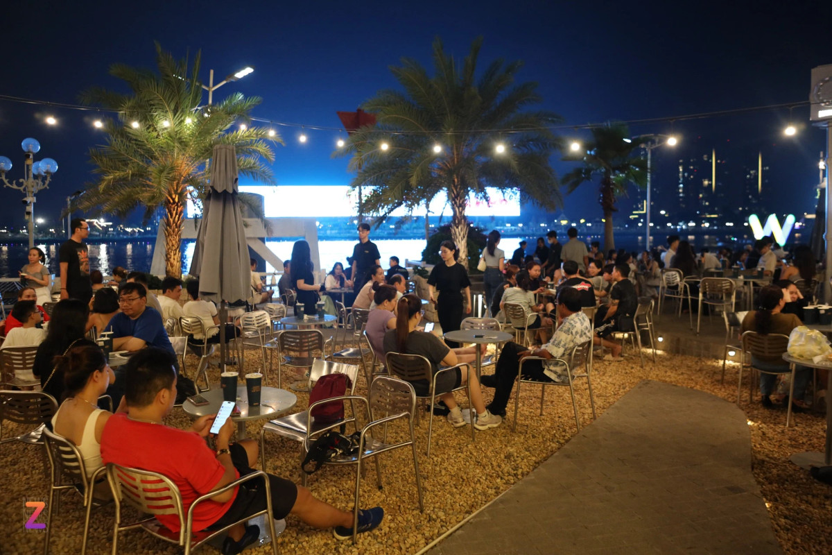 Katinat bến Bạch Đằng luôn thu hút đông đảo khách hàng nhờ vị trí đẹp, không gian thoáng đãng, mát mẻ. Đây cũng là địa điểm xem pháo hoa đắc địa vào những dịp lễ, Tết.