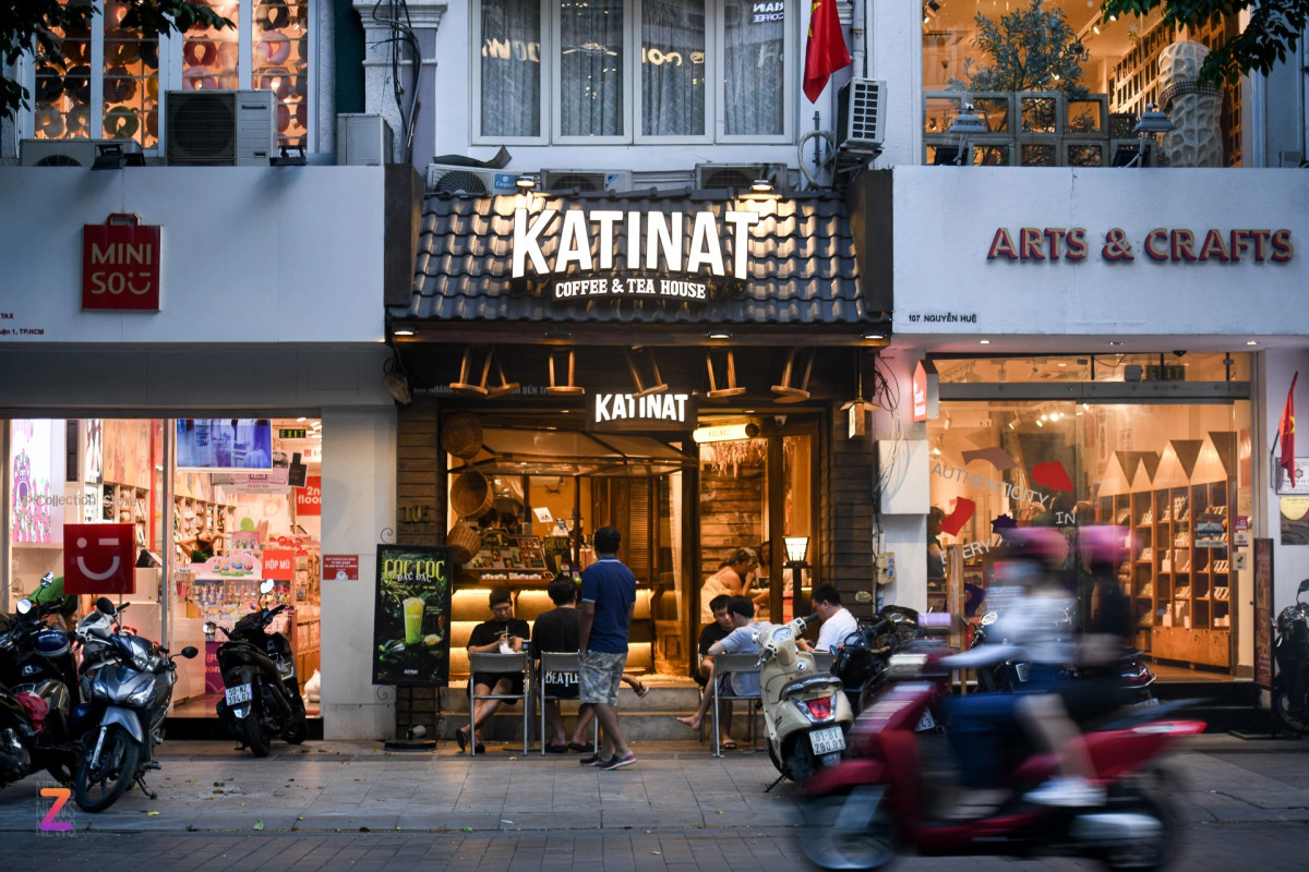 Trong khi đó, một cửa hàng khác của Katinat trên phố đi bộ Nguyễn Huệ lại có phong cách thiết kế khác biệt, thu hút sự chú ý của du khách quốc tế.