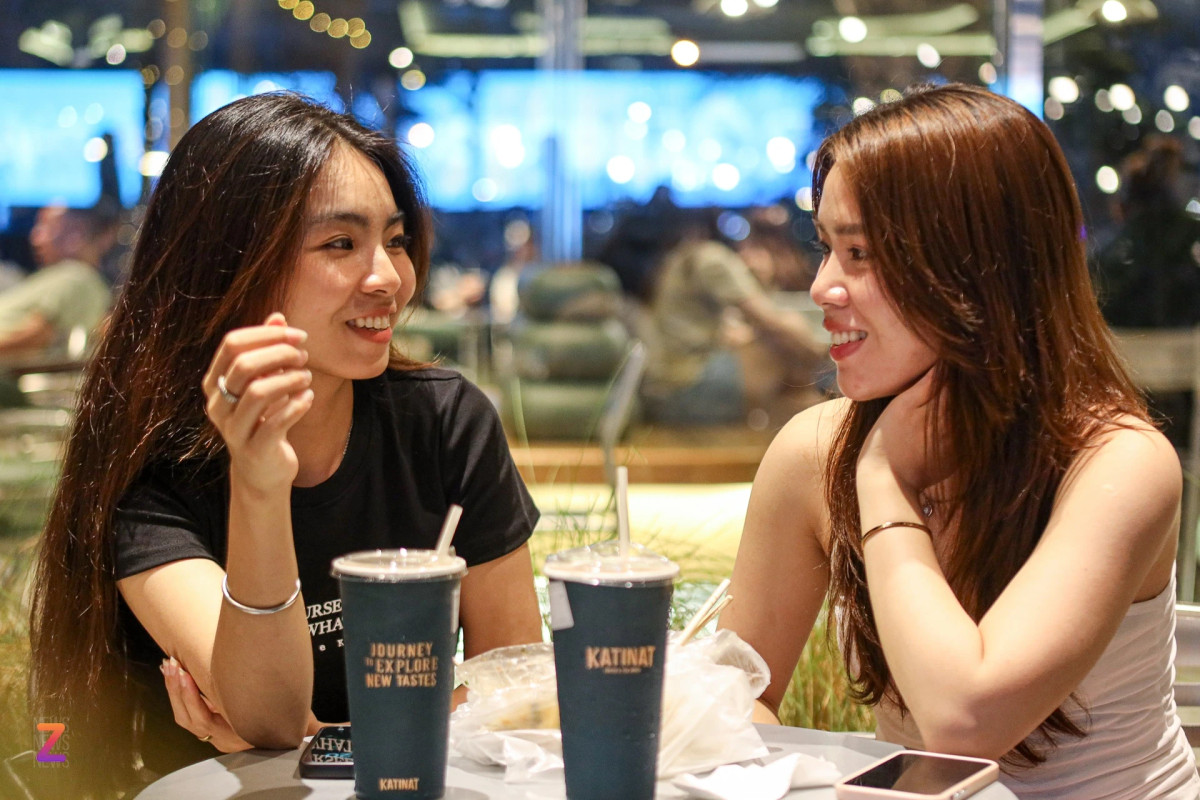 Ban ngày bận rộn với chuyện học và làm, Mộng Huyền (2001) và Nguyễn Trang (2000) có thói quen đi cà phê tối muộn. "Tụi mình ưu tiên chỗ ngồi hơn là đồ uống, nên thường lựa chọn những quán có không gian ngoài trời, gió mát. Ở đây, tụi mình có thể hóng gió và cảm nhận sự nhộn nhịp về đêm của thành phố", hai bạn chia sẻ.