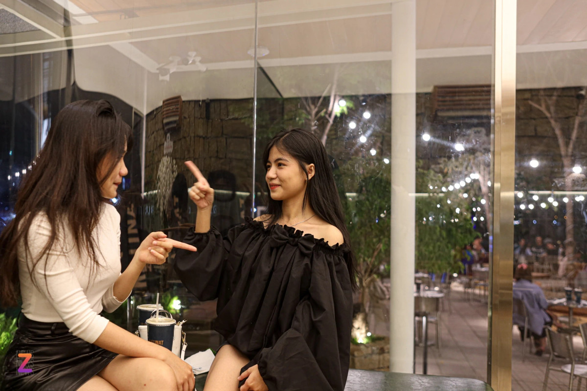 Đôi bạn Như Quỳnh - Ngọc Hân (2006) biết đến Katinat chi nhánh bến Bình An do một lần tình cờ đi ngang qua, trước đó có thường xuyên uống trà sữa của hãng. Theo hai bạn, đây là một trong những điểm hẹn cuối tuần vì có cả cảnh trí bên ngoài để chụp hình và khu vực máy lạnh bên trong để trò chuyện.