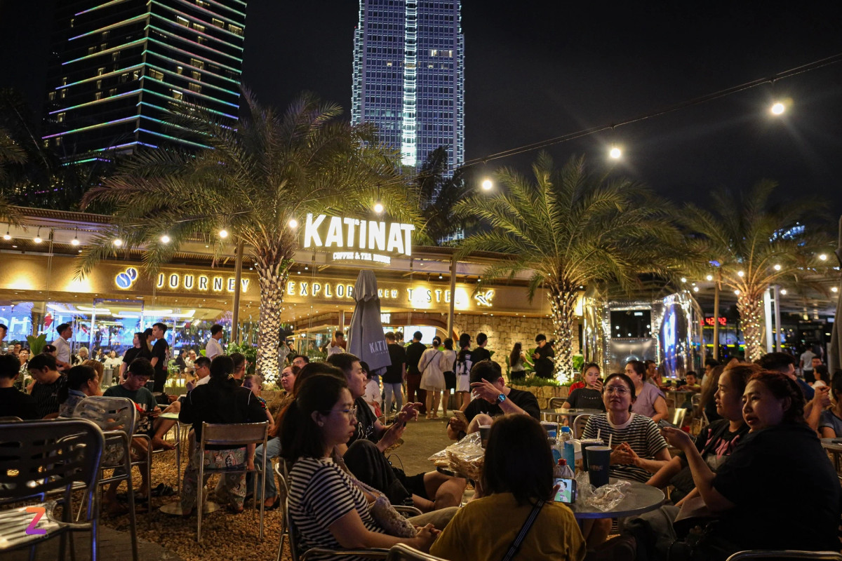 Cùng đơn vị vận hành với Phê La, Katinat thậm chí còn bành trướng mạnh mẽ hơn khi liên tục mở cửa hàng ở bến Bạch Đằng (quận 1) và bến Bình An (TP Thủ Đức) - những điểm du lịch mới của TP.HCM. Có thể thấy, thương hiệu này đang nhắm đến đối tượng giới trẻ và khách du lịch, đặc biệt nhóm khách quốc tế đang trở lại Việt Nam ngày càng nhiều.