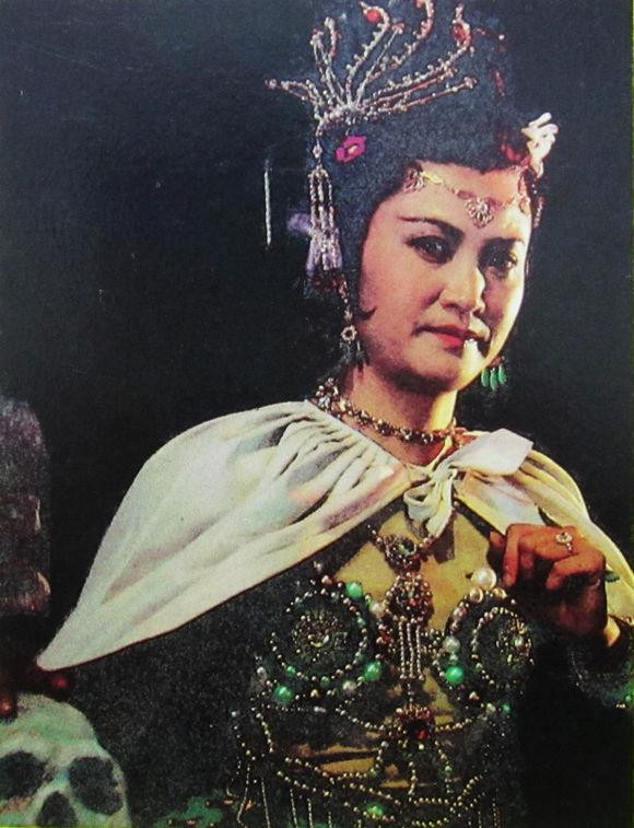 Lần thứ 3, nữ yêu này biến thành một ông già đi tìm vợ và con gái, lần này Bạch Cốt Tinh không thể chạy thoát mà bị Ngộ Không đánh chết thực sự. Tuy nhiên cảnh mà Đường Tăng nhìn thấy là Ngộ Không liên tiếp đánh chết 3 người vô tội, vì vậy đã viết giấy cắt đứt quan hệ sư đồ, đuổi Tôn Ngộ Không về Hoa Quả Sơn.