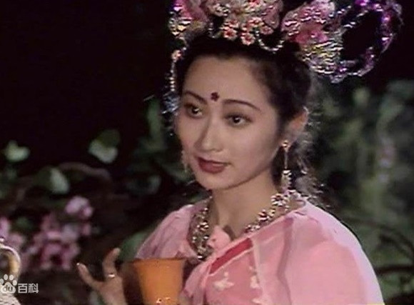  Hạnh Tiên: Hạnh Tiên là yêu nữ tu luyện từ cây hạnh gai trên đỉnh núi cao, sở hữu nhan sắc xinh đẹp, bản tính dịu dàng, lại có tài ca hát, một lòng muốn gả cho Đường Tăng. Nàng hát khúc "Tại sao phải đến Tây Thiên xa xôi" để thuyết phục Đường Tăng ở lại kết duyên với mình.