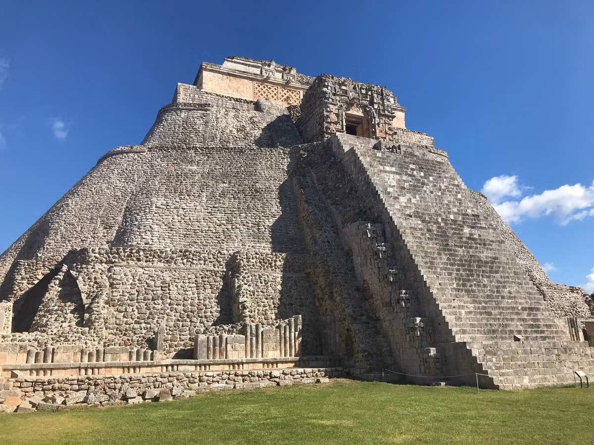 4. Nằm trong thành phố cổ Uxmal ở Mexico, kim tự tháp Phù thủy (tiếng Tây Ban Nha là Pirámide del adivino), được người Maya xây dựng trong nhiều giai đoạn khác nhau, kéo dài từ thế kỷ thứ 6 đến thế kỷ thứ 10. Ảnh: Hostea.