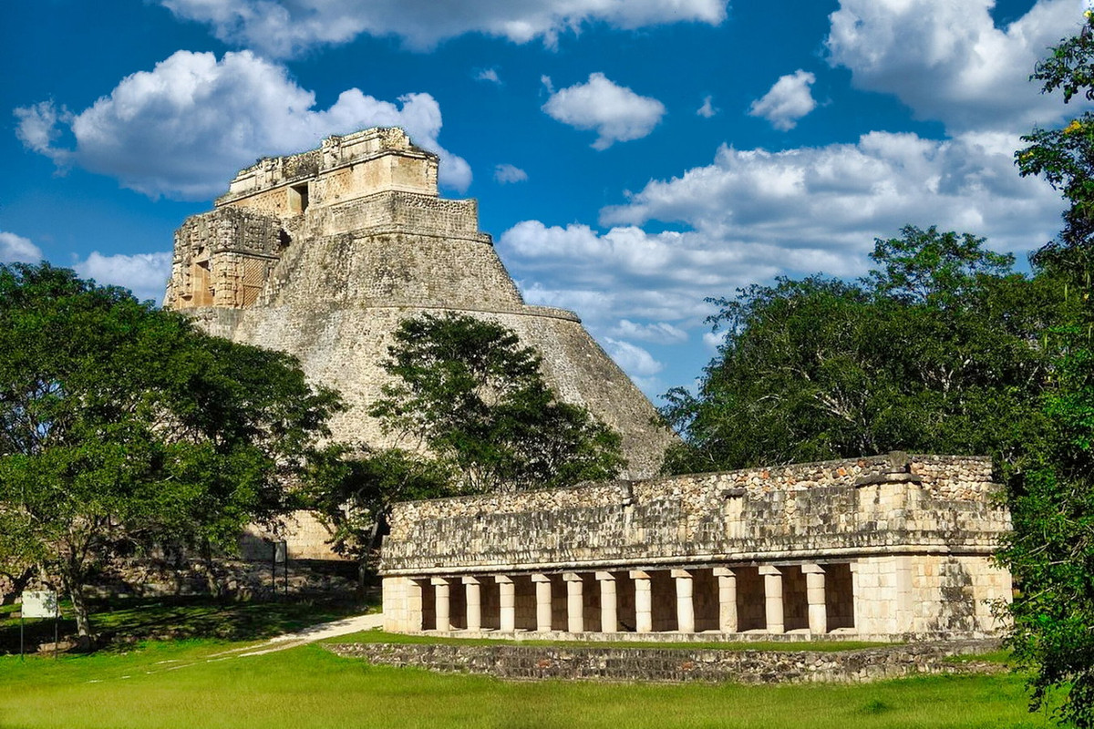 Với chiều cao khoảng 35 mét, kim tự tháp Phù thủy là công trình cao nhất thành phố cổ Uxmal, nơi từng là nhà của khoảng 25.000 người vào giai đoạn hoàng kim. Ảnh: Casa Loltún.