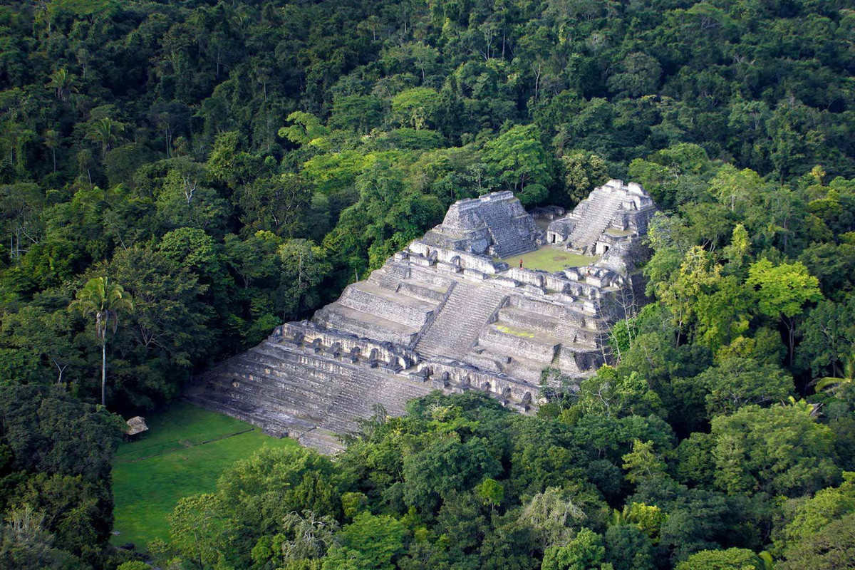 5. Nằm gần di tích Xunantunich ở đất nước Belize, kim tự tháp Caana, còn được gọi là "Cung điện bầu trời" là một trong những kim tự tháp cao nhất của người Maya. Ảnh: Reddit.