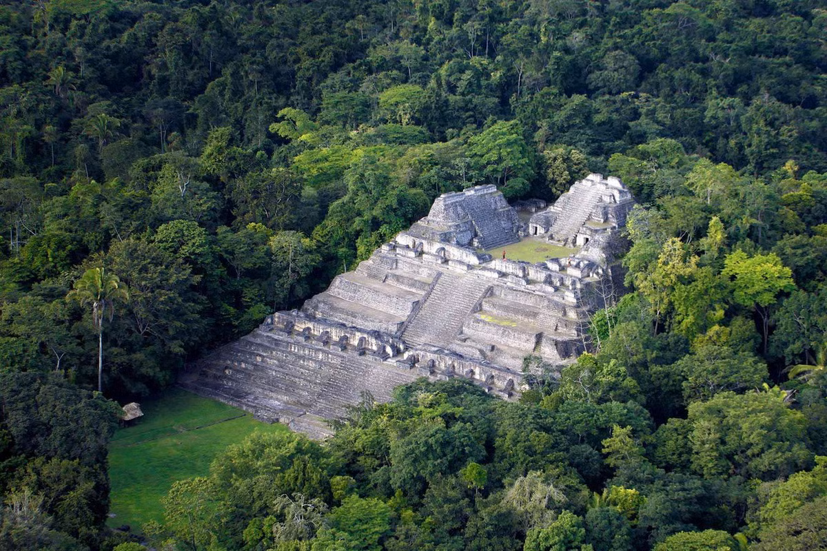 5. Nằm gần di tích Xunantunich ở đất nước Belize, kim tự tháp Caana, còn được gọi là "Cung điện bầu trời" là một trong những kim tự tháp cao nhất của người Maya. Ảnh: Reddit.