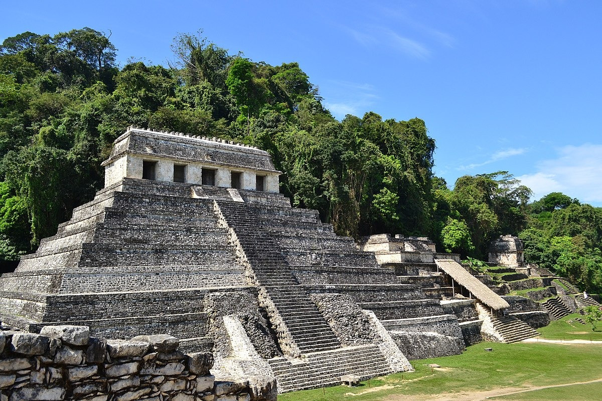 3. Tọa lạc trong khu di tích Palenque của Mexico, ngôi đền của những câu khắc (Bʼolon Yej Teʼ Naah) là một trong những kim tự tháp bậc thang có cấu trúc lớn nhất của nền văn minh Maya. Ảnh: Wikipedia.