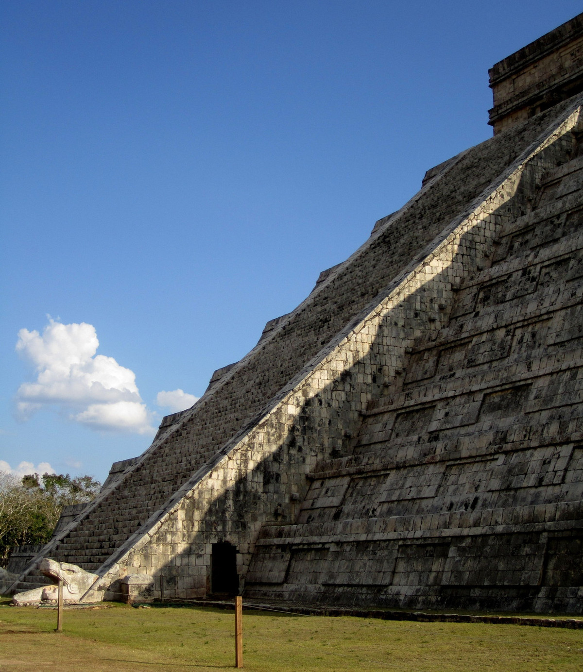 Vào những ngày Xuân phân và Thu phân, bóng nắng trên kim tự tháp sẽ tạo ra hình thù con rắn uốn lượn đang trườn xuống dọc lối đi chính của kim tự tháp. Ảnh: Tom Sewell.