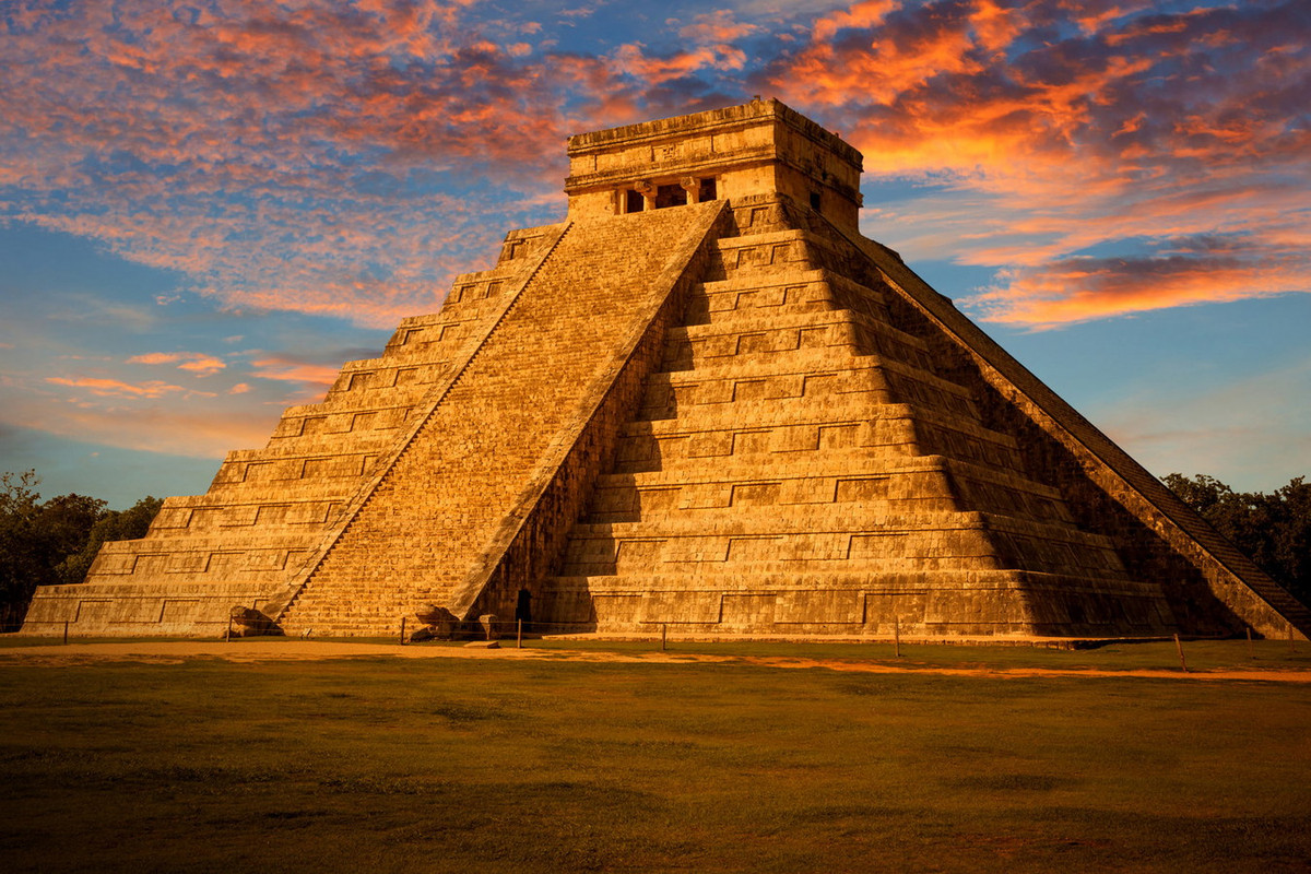 1. Tọa lạc ở thành phố cổ Chichen Itza của Mexico, kim tự tháp Kukulkan cao 24 mét, có từ khoảng thế kỷ thứ 9. Công trình được coi là một bằng chứng cho kỹ thuật xây dựng và trình độ hiểu biết thiên văn học rất cao của người Maya. Ảnh: Windows Spotlight Images.
