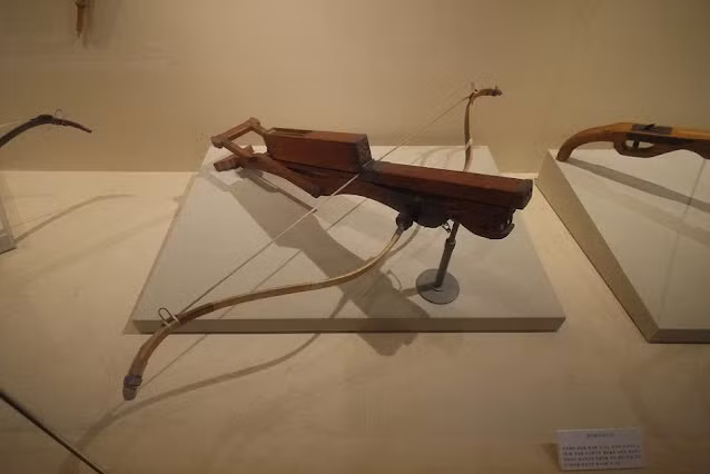 Trải qua các triều đại khác nhau, loại nỏ này được phát triển thành nhiều biến thể, thậm chí còn được du nhập vào Triều Tiên với tên gọi là sunogung.