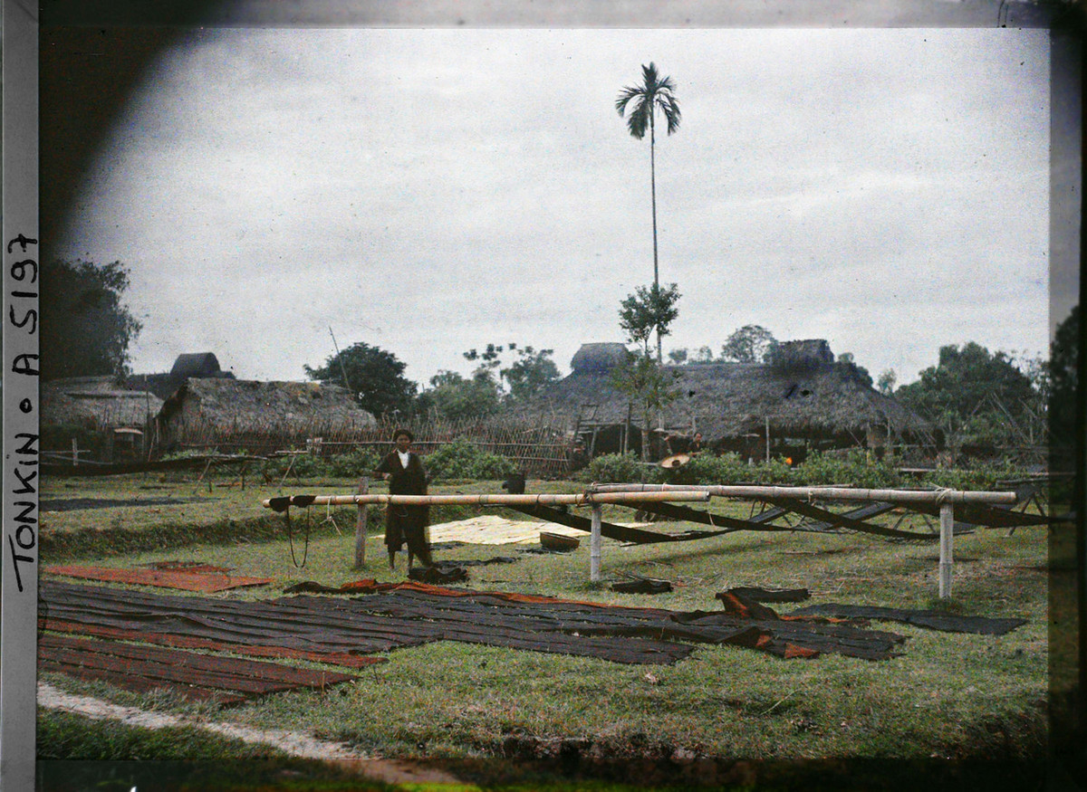 Khung cảnh ở một xưởng nhuộm vải.