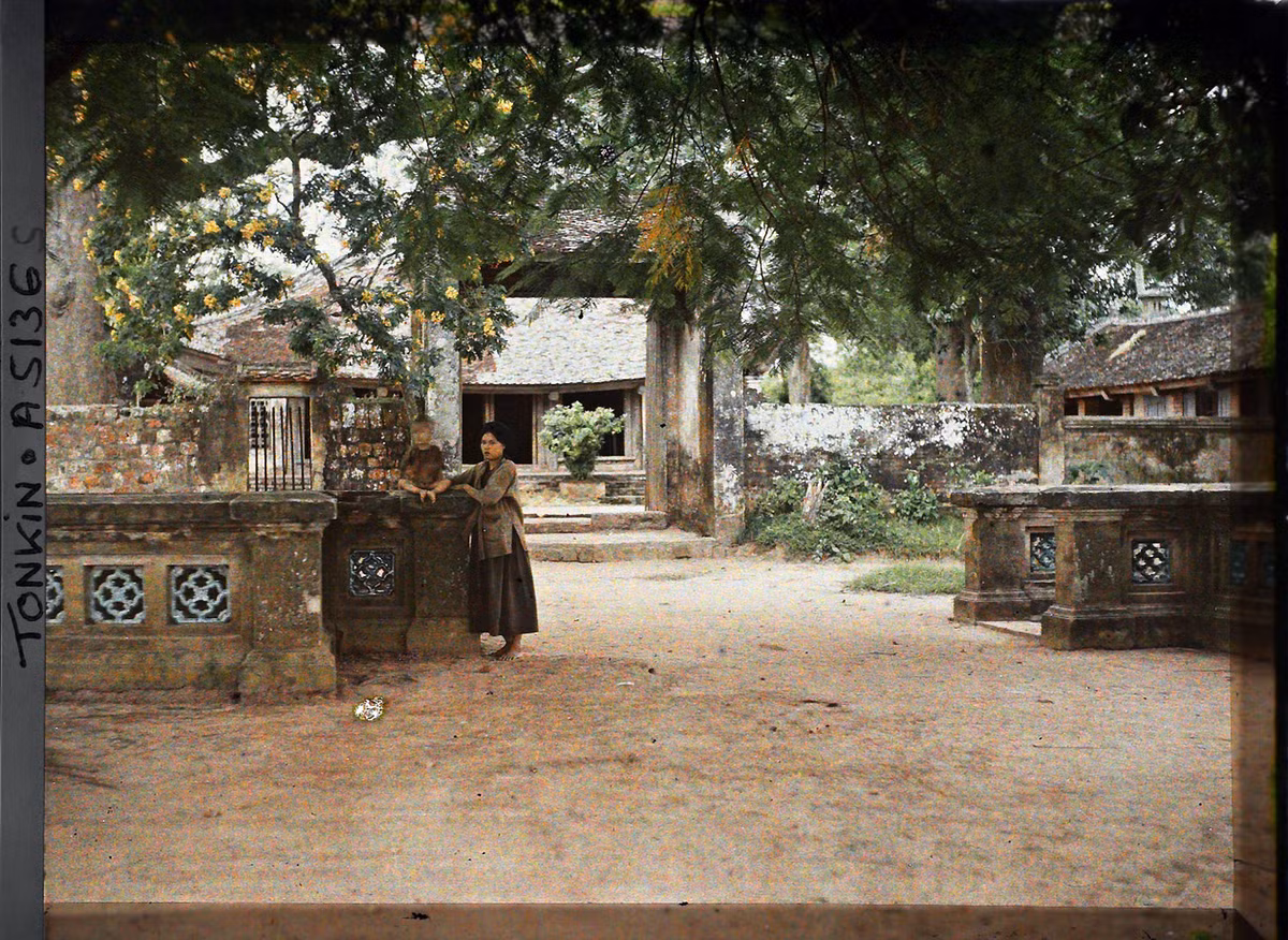 Một phụ nữ và đứa trẻ ở sân trong của “chùa Tổng đốc”.