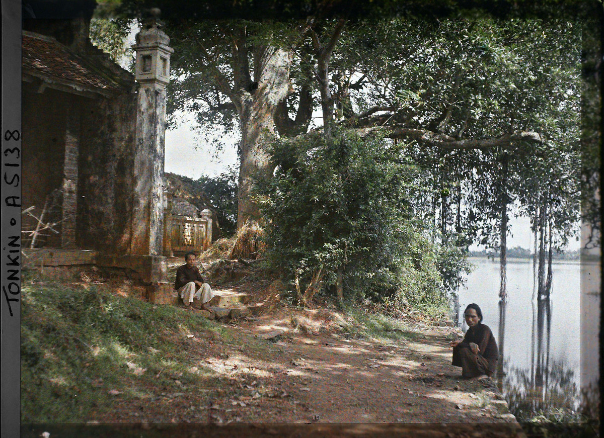 Bên ngoài ngôi chùa được người Pháp gọi là “chùa Tổng đốc” (du Gouverneur), nằm bên hồ Tây.