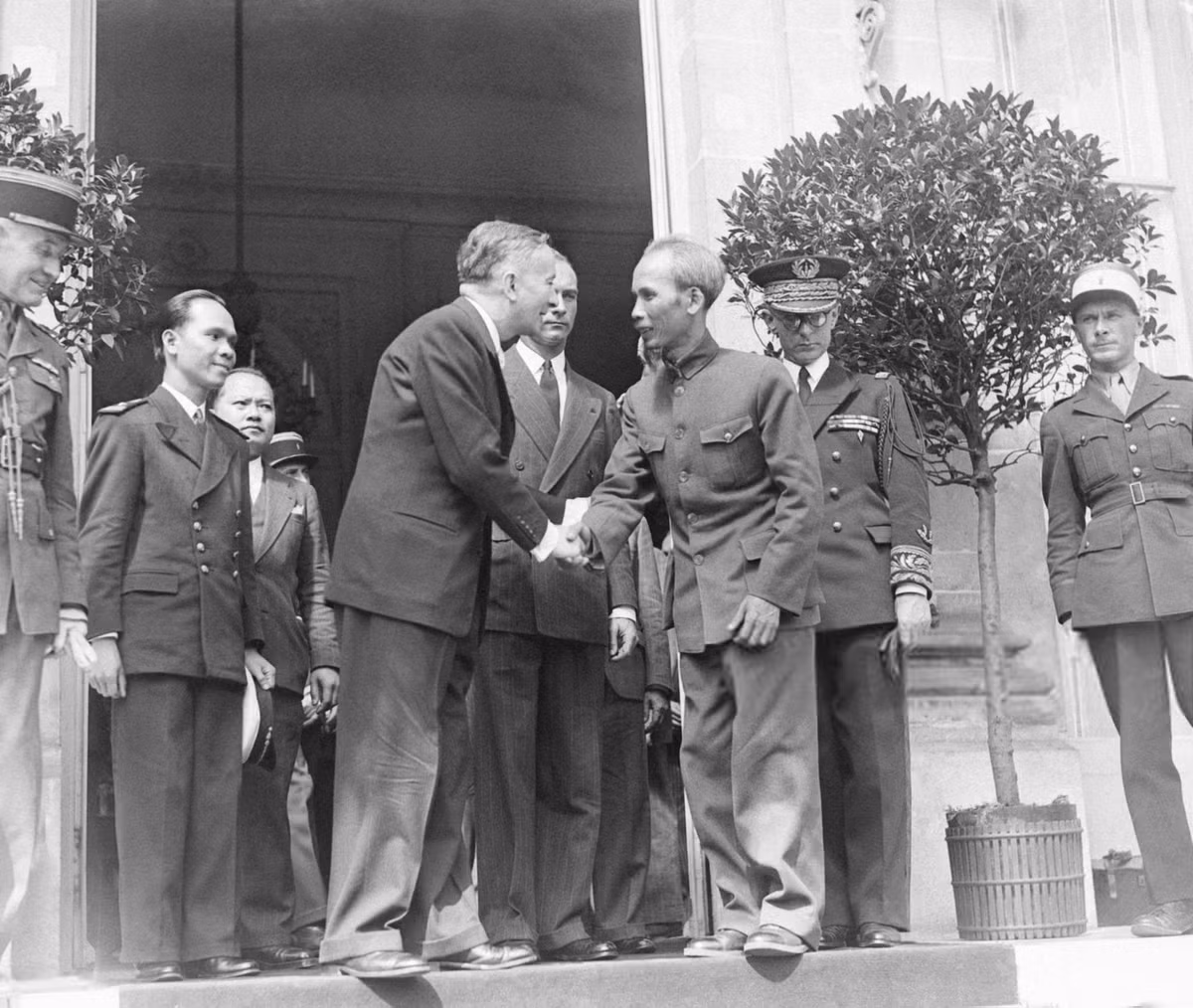 Thời gian ở Pháp cũng là dịp để Người tìm hiểu nội tình giới cầm quyền Pháp, trên cơ sở đó đề ra được những quyết sách đúng đắn ở giai đoạn tiếp theo. (Ảnh: Thủ tướng Georges Bidault bắt tay Chủ tịch Hồ Chí Minh.)