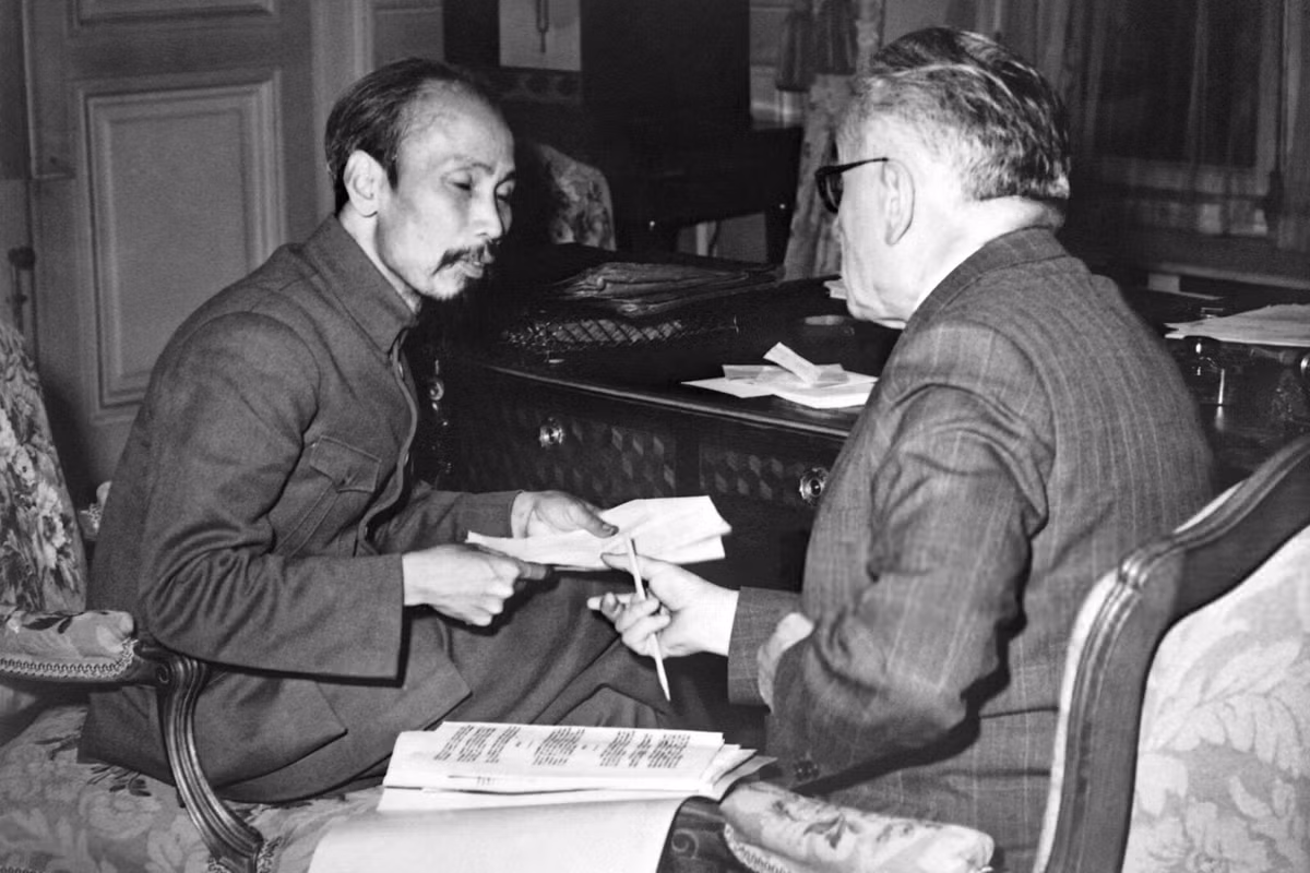 Ngày 14/9/1946, Chủ tịch Hồ Chí Minh cùng Bộ trưởng Moutet ký bản Tạm ước như một nỗ lực cuối cũng nhằm cứu vãn nền hòa bình đang bị đe dọa bởi cuộc chiến tranh mà các thế lực thực dân phản động Pháp đang ráo riết triển khai. (Ảnh: Chủ tịch Hồ Chí Minh hội đàm với Bộ trưởng Bộ Hải ngoại Pháp Marius Moutet vào tháng 9/1946 tại Paris.)