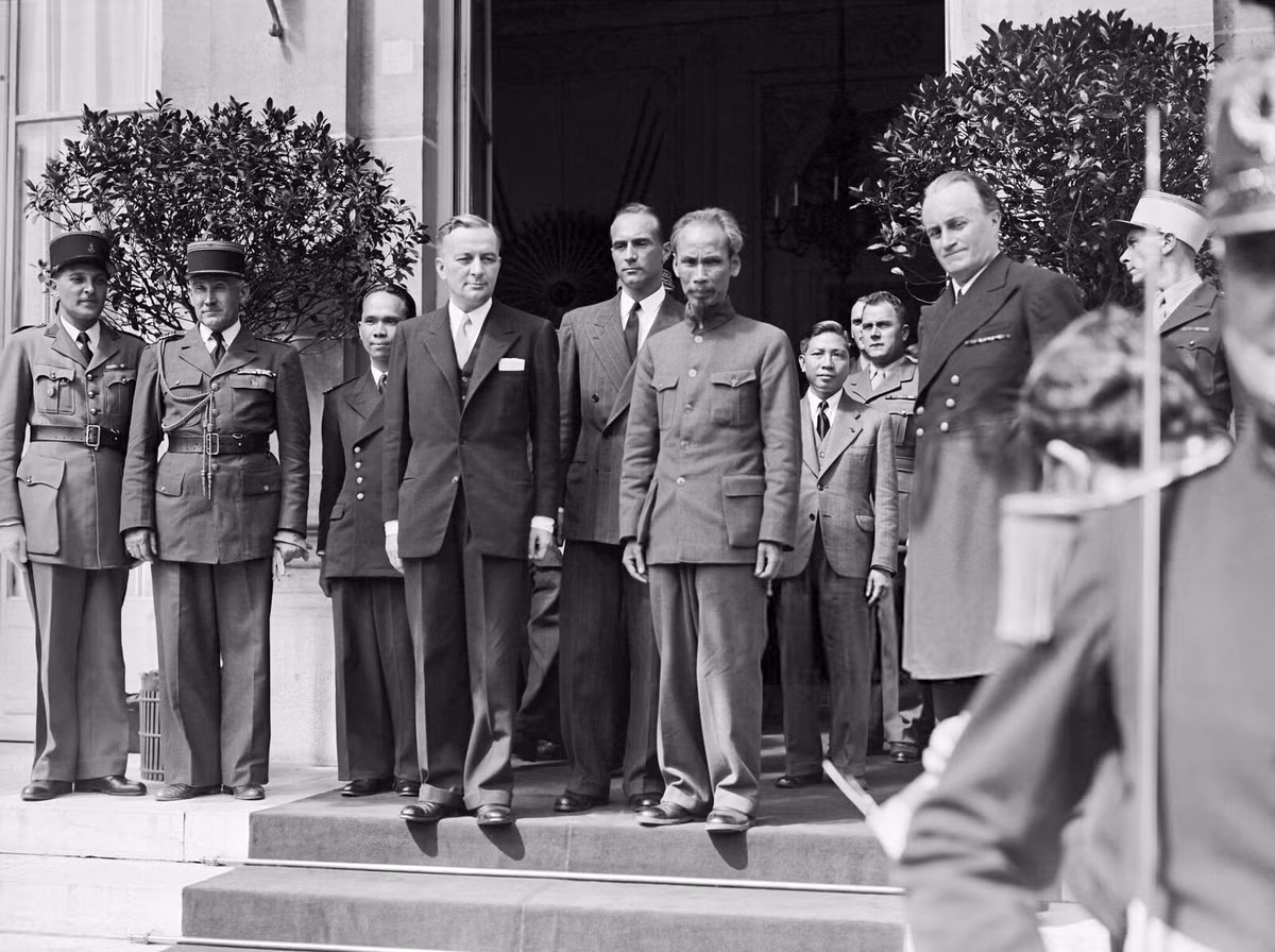 Những hoạt động ngoại giao của Chủ tịch Hồ Chí Minh trên đất Pháp đã làm cho nhiều người trong Chính phủ Pháp, nhân dân Pháp và dư luận quốc tế chú ý và hiểu rõ về đất nước, con người Việt Nam và thiện chí của nhân dân Việt Nam. (Ảnh: Chủ tịch Hồ Chí Minh chụp hình cùng Thủ tướng Pháp Georges Bidault sau một buổi hội đàm ở Paris.)