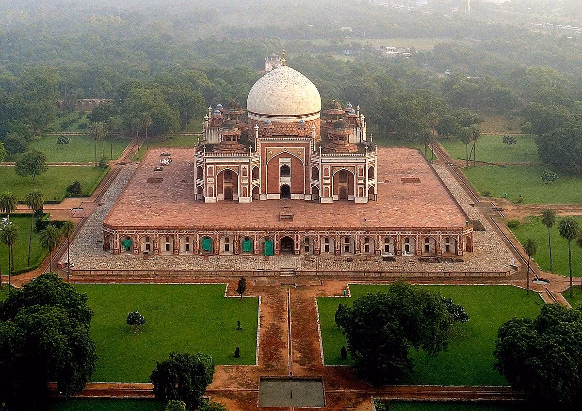 Khu lăng mộ nguy nga tráng lệ này được xây dựng dành cho Humayun, vị hoàng đế thứ hai của triều đại Mughal. Đây là công trình lăng tẩm hoàng gia kết hợp vườn cảnh đầu tiên của Ấn Độ. Ảnh: Vacation India.