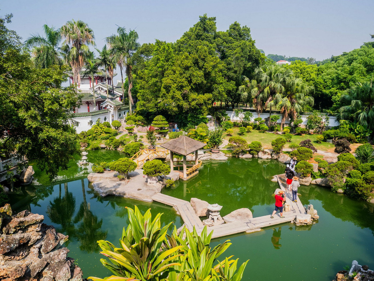 Ngoài ra, hòn đảo này còn có một khu vườn nhiệt đới với nhiều loài cây được đem về bởi người Hoa ở nước ngoài, được gọi là Thục Trang Hoa Viên. Ảnh: Wesley &amp; Brandon Rosenblum / Flickr.