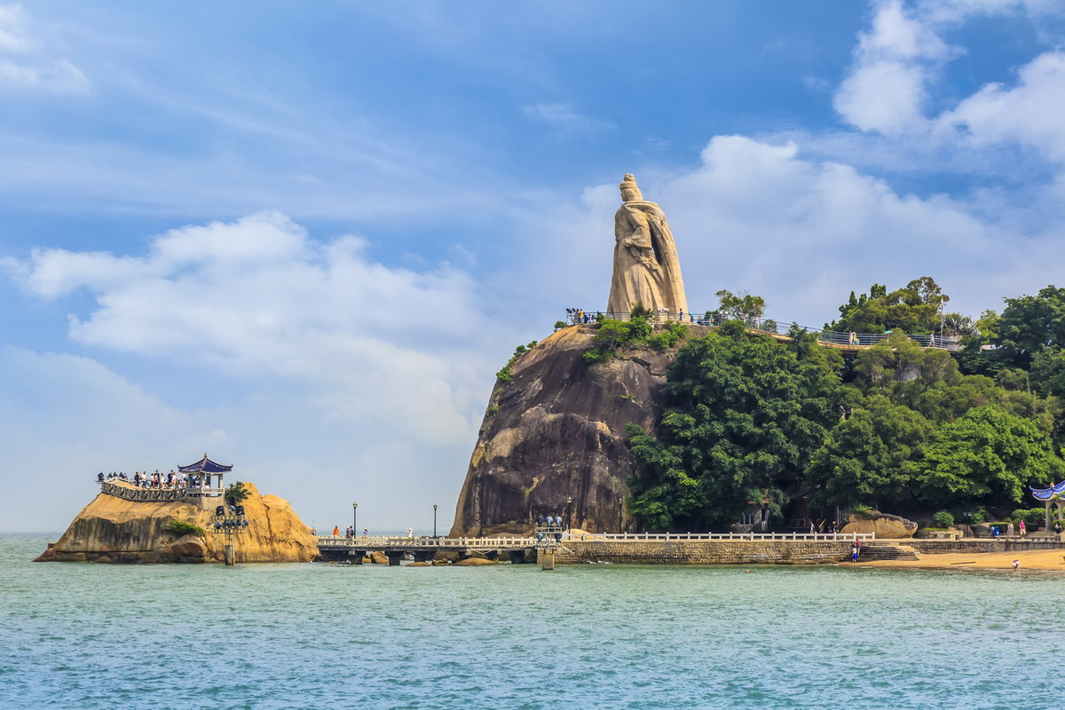 Tượng đài Trịnh Thành Công, một danh tướng được công nhận là anh hùng dân tộc của Trung Quốc và Bảo tàng Hạ Môn cũng là những địa điểm thu hút nhiều du khách trên đảo. Ảnh: Arrivalguides.com.