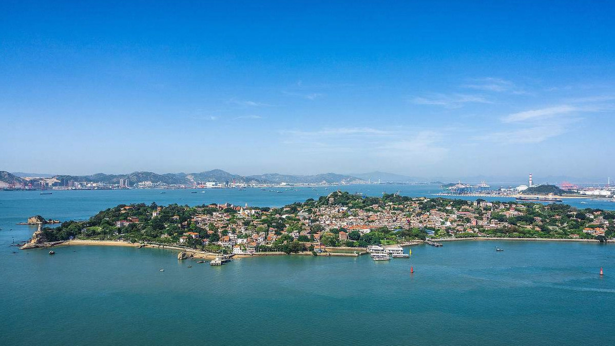 Nằm ở ngoài khơi bờ biển Hạ Môn, tỉnh Phúc Kiến, phía Đông Nam Trung Quốc, Cổ Lãng Tự hay đảo Cổ Lãng là một trong những điểm thu hút khách du lịch nhất Trung Quốc. Ảnh: Macau Lifestyle.