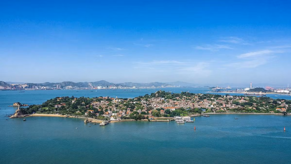 Nằm ở ngoài khơi bờ biển Hạ Môn, tỉnh Phúc Kiến, phía Đông Nam Trung Quốc, Cổ Lãng Tự hay đảo Cổ Lãng là một trong những điểm thu hút khách du lịch nhất Trung Quốc. Ảnh: Macau Lifestyle.