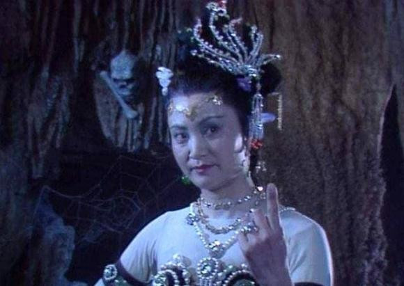 Lần thứ 2, Bạch Cốt Tinh biến thành người mẹ già đi tìm con gái và lại để Ngộ Không đánh chết. Đường Tăng vô cùng tức giận, niệm chú trừng phạt và muốn đuổi Ngộ Không đi.