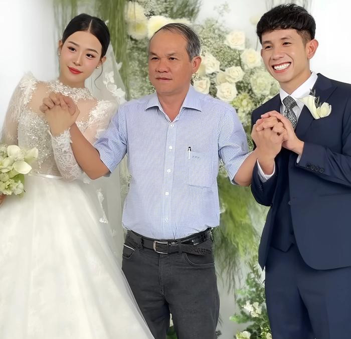 Bau Duc du dam cuoi Hong Duy, chuc phuc day am ap