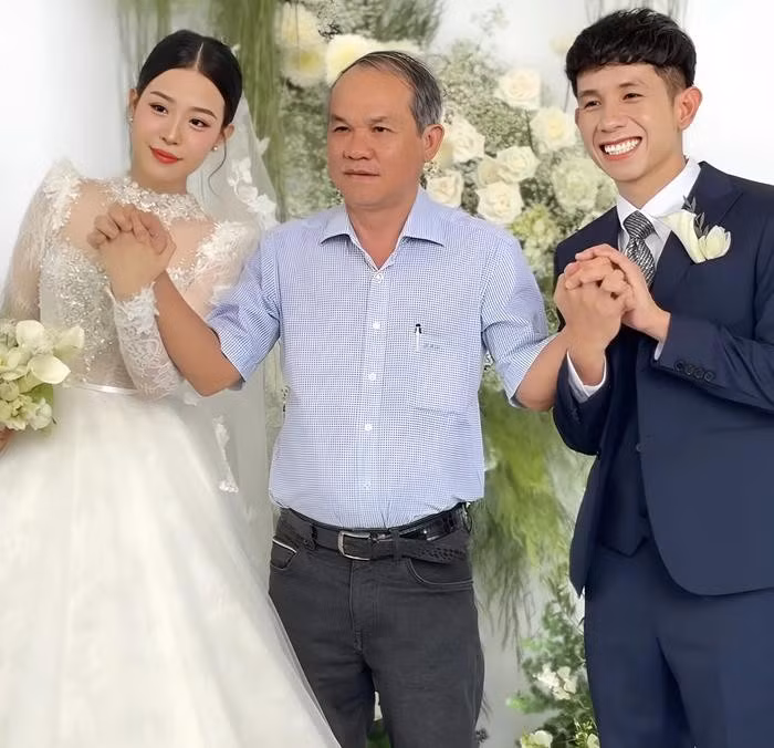 Bau Duc du dam cuoi Hong Duy, chuc phuc day am ap