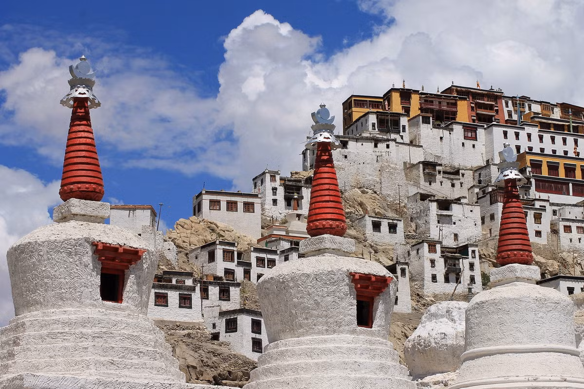 Phía trước tu viện là các bảo tháp phù đồ (stupa), được xây dựng để ngăn chặn các thế lực ma quỷ xâm nhập vùng đất thiêng. Ảnh: Wikipedia.