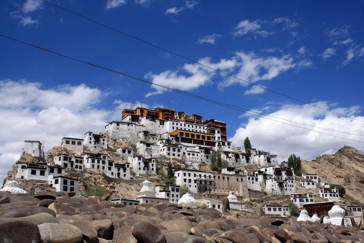 Lịch sử tu viện bắt đầu từ những năm đầu thế kỷ 15, khi nhà tu hành Je Tsongkhapa - người sáng lập ra trường phái Mũ Vàng - gửi sáu môn đệ từ Tây Tạng tới Ladakh để truyền giáo. Ảnh: Wikipedia.