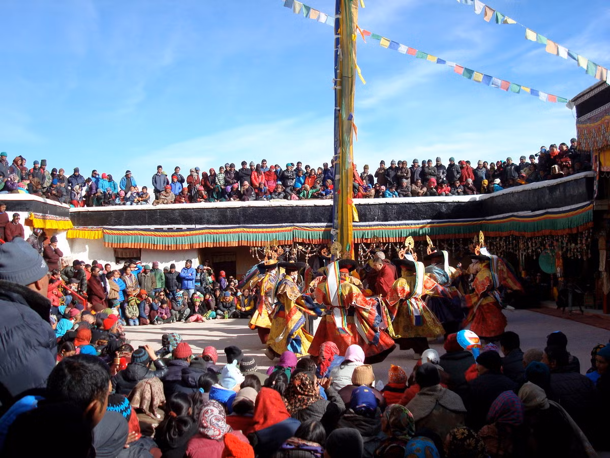 Lễ hội hàng năm của tu viện được gọi là nghi lễ Gustor, được tổ chức từ ngày 17-19 tháng 9 của lịch Tây Tạng. Tại lễ hội, các điệu múa thiêng liêng mang đậm văn hóa Tây Tạng sẽ được biểu diễn trước sự chứng kiến của công chúng. Ảnh: Wikipedia.