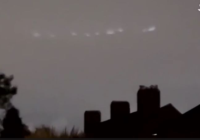 Giat minh doan UFO trinh dien tren bau troi thu do Vuong quoc Anh
