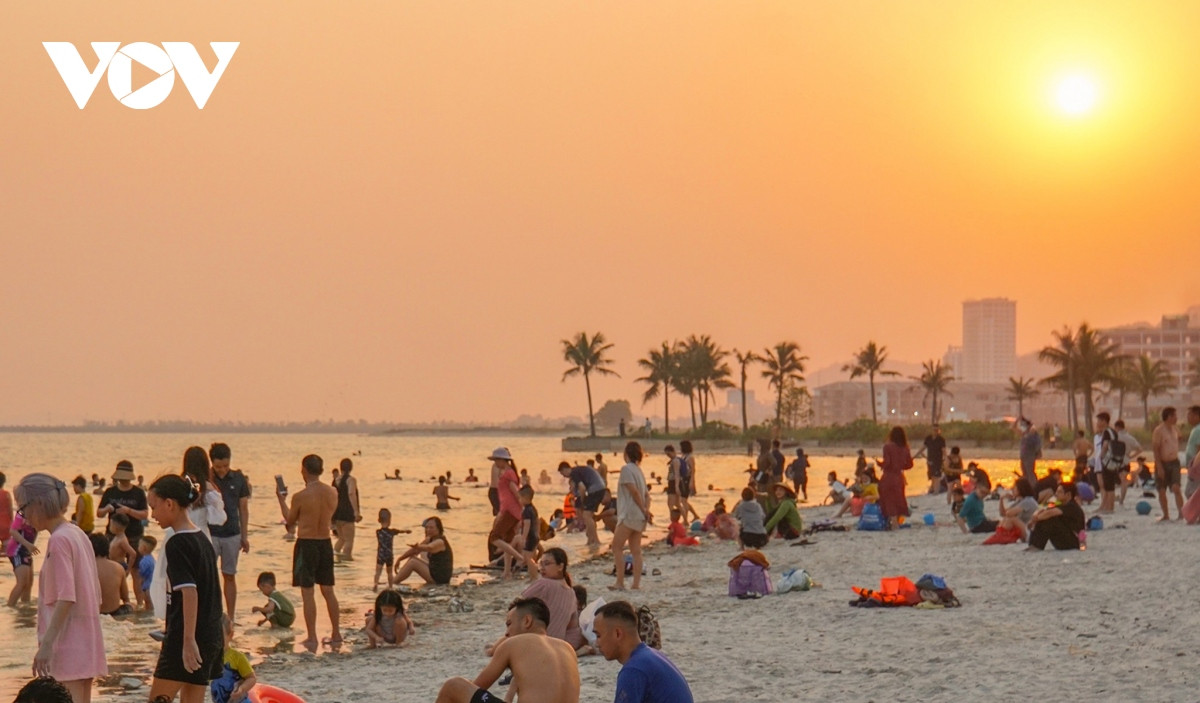 Mùa hè Hạ Long không thể thiếu màu sắc của biển, nơi có cát trắng, hàng dừa xanh và những chiều hoàng hôn vàng ươm màu nắng. Kỳ nghỉ lễ 30/4 - 1/5 vừa qua, hơn 1 triệu lượt khách tới Quảng Ninh là tín hiệu vui cho mùa hè - mùa du lịch sôi động của Quảng Ninh nói chung và Hạ Long nói riêng.