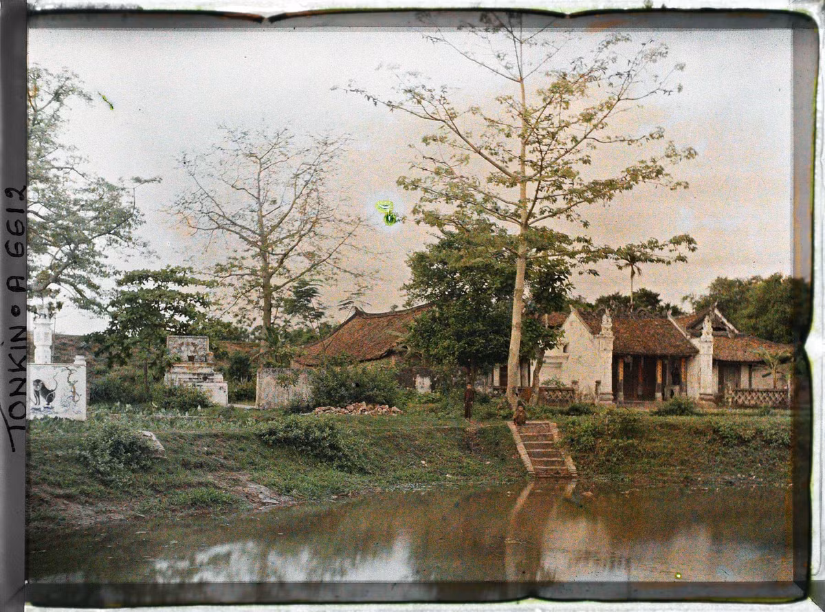 Đình làng Thanh Trì năm 1914-1915 nhìn từ giếng nước trước đình. Trong thời kháng chiến chống Pháp, đình bị quân Pháp đốt nên kiến trúc như trong ảnh không còn nữa. Dấu tích xưa còn lại đến nay là chiếc giếng, đã được xây kiên cố bằng bê tông.